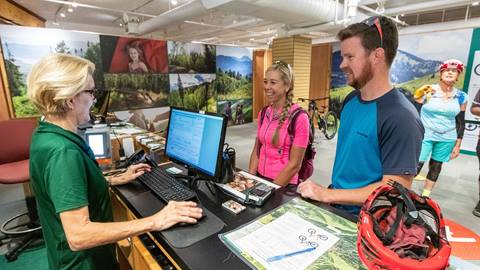 Two guests purchasing mountain bike lessons from the Summer Activities Center at Deer Valley.