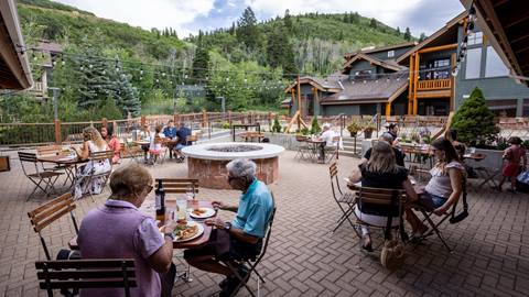 Couple eating lunch outside of The Brass Tag.