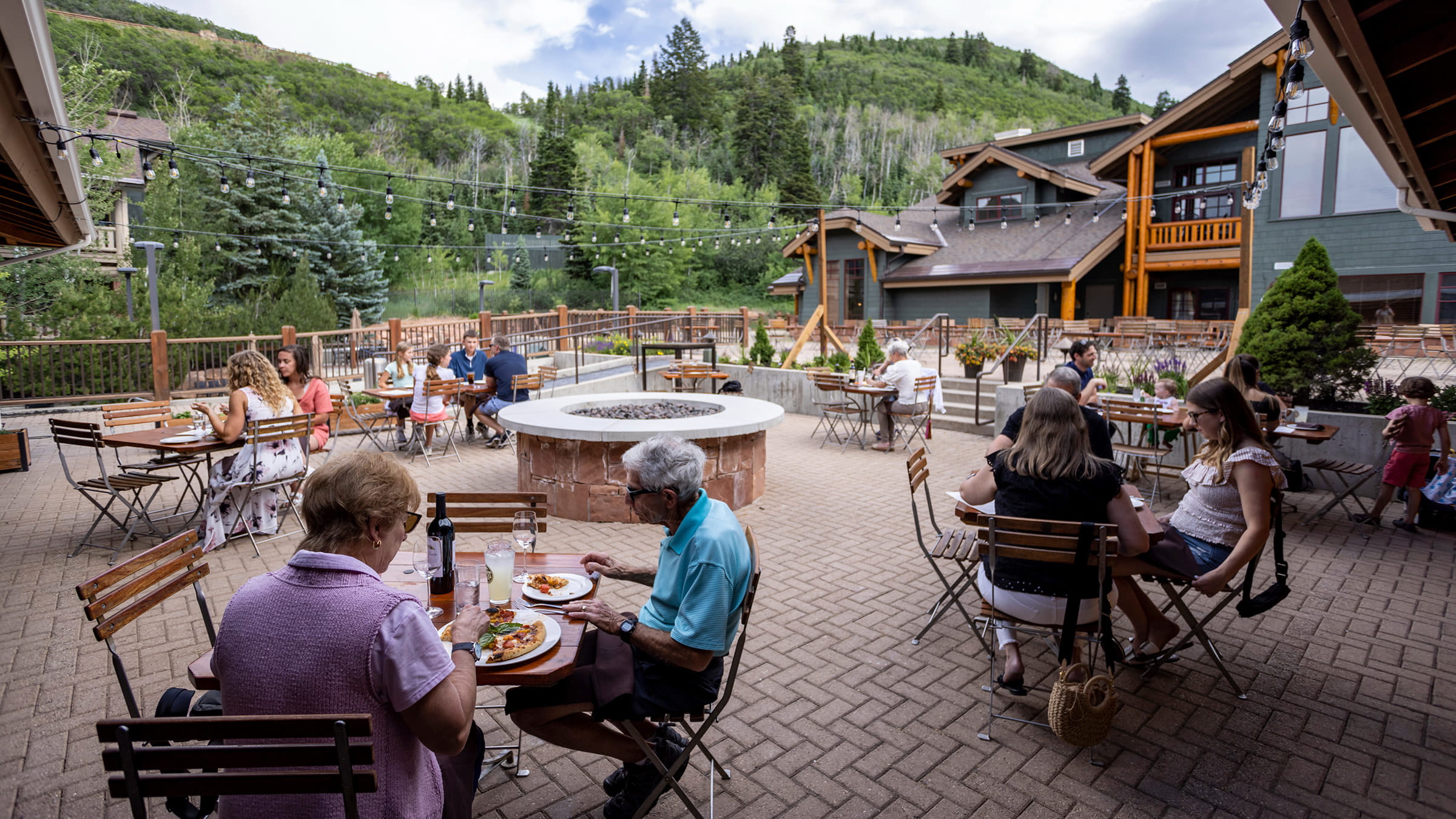 Couple eating lunch outside of The Brass Tag.