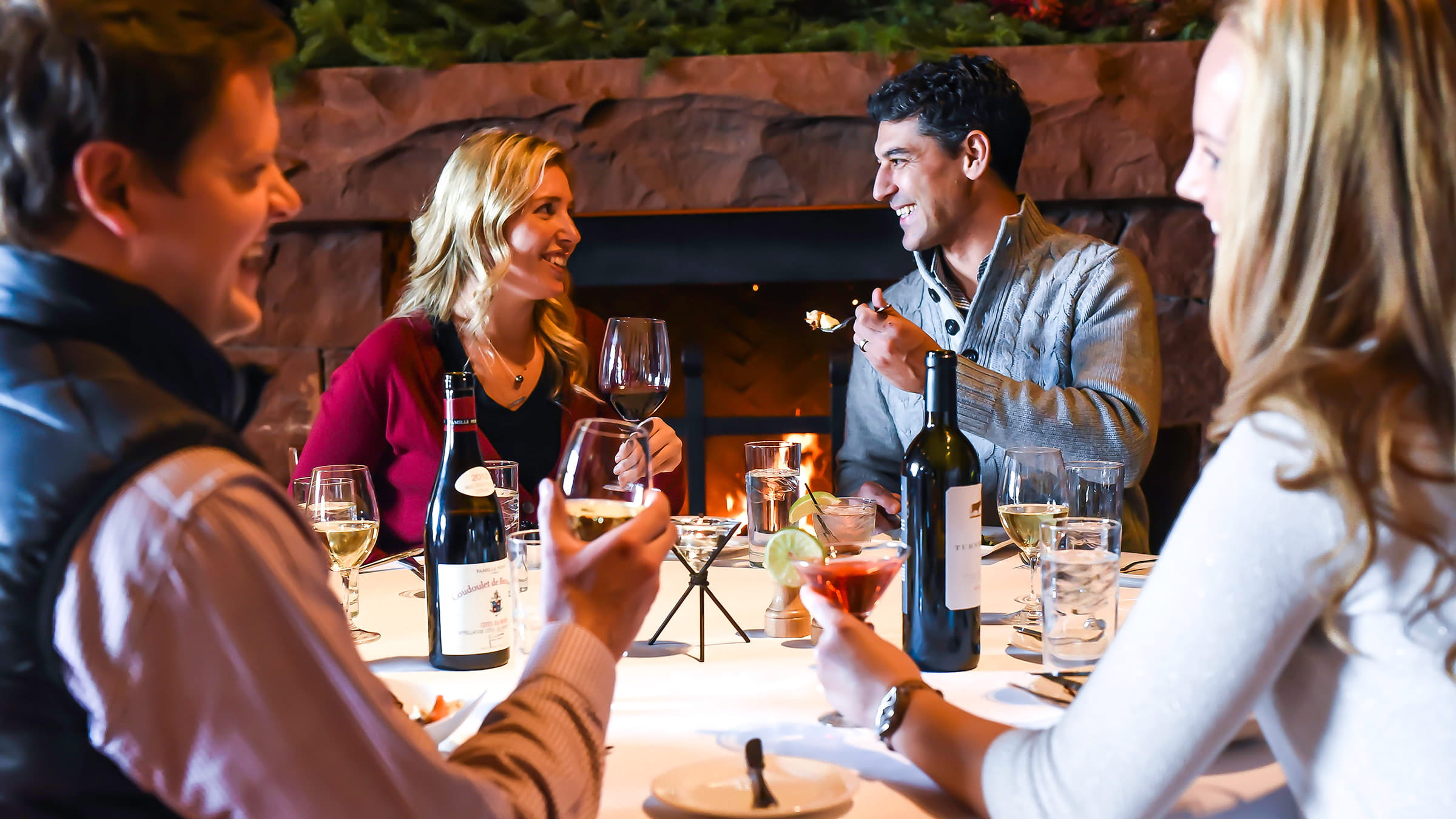 A group of guests sitting down for dinner at the Mariposa restaurant.
