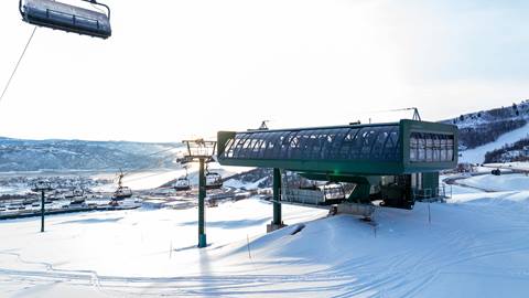 Hoodoo Express chairlift with a view of the Jordanelle Reservoir.