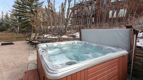 3652 Sun Ridge Drive hot tub