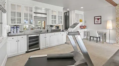 6977 Silver Lake Drive kitchenette