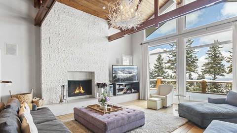 Silver Lake Drive 6977 Living Room.