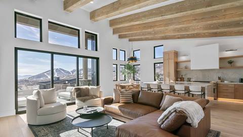 Living room in Deer Valley's lodging property Amanti Lago 1757.