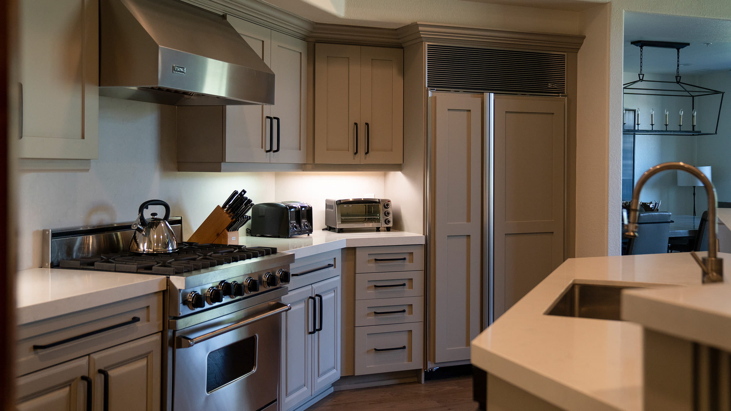 Black Diamond Lodge common space kitchen