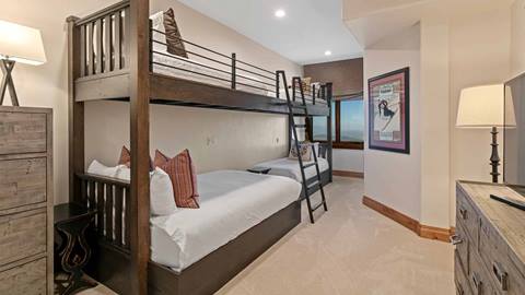 Grand Lodge 406 Bedroom