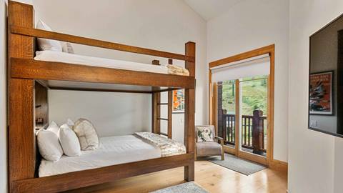 Grand Lodge 502 Bedroom