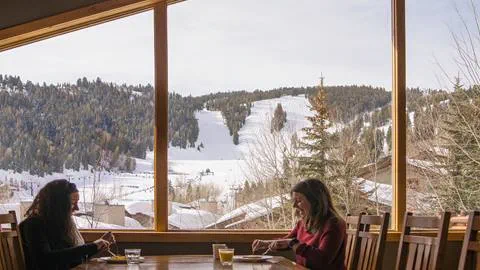 Two guests having breakfast at Trails End Lodge