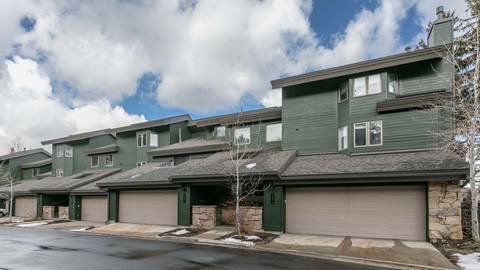 Exterior of Deer Valley lodging property Lakeside in the winter.