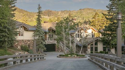 Ontario Lodge Exterior
