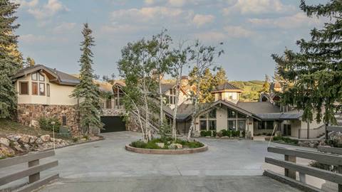 Ontario Lodge Exterior