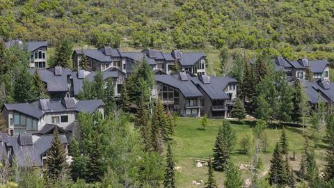 Deer Valley's Pinnacle Condominiums community in the summer.