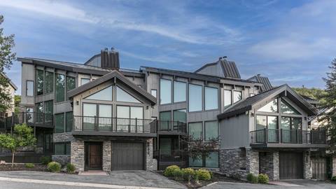 Deer Valley's Pinnacle Condominiums exterior in the summer.