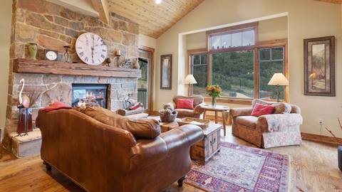 Black Diamond 131 living room.