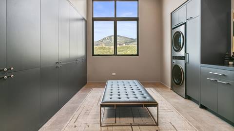 SkyRidge 1585 laundry room