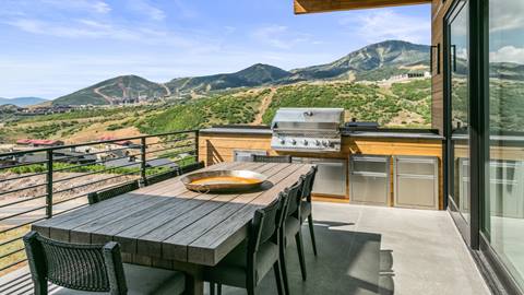 SkyRidge 1585 outdoor patio dining area with grill