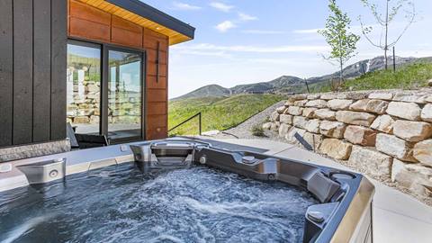 SkyRidge 1868 private hot tub