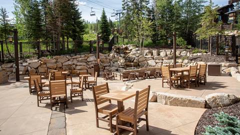 Outdoor common space in the summer at Arrowleaf Lodge
