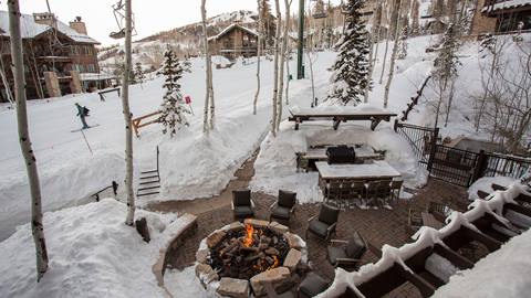 Flagstaff Lodge outdoor area with firepit and grill