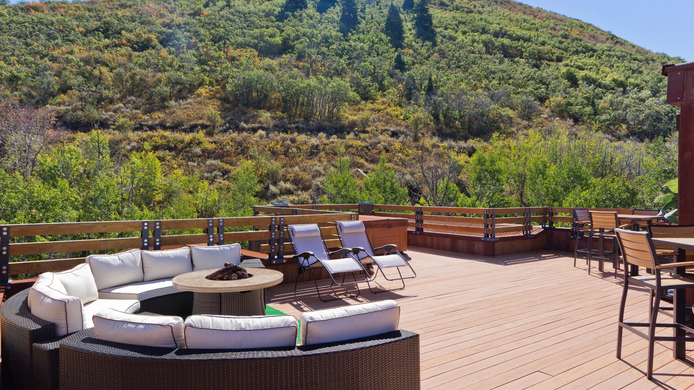 Silver Baron Lodge outdoor common space