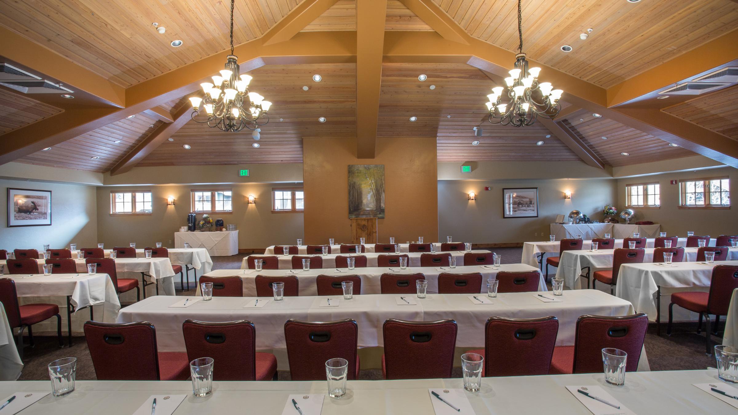 Lodges at Deer Valley Evergreen room table set up
