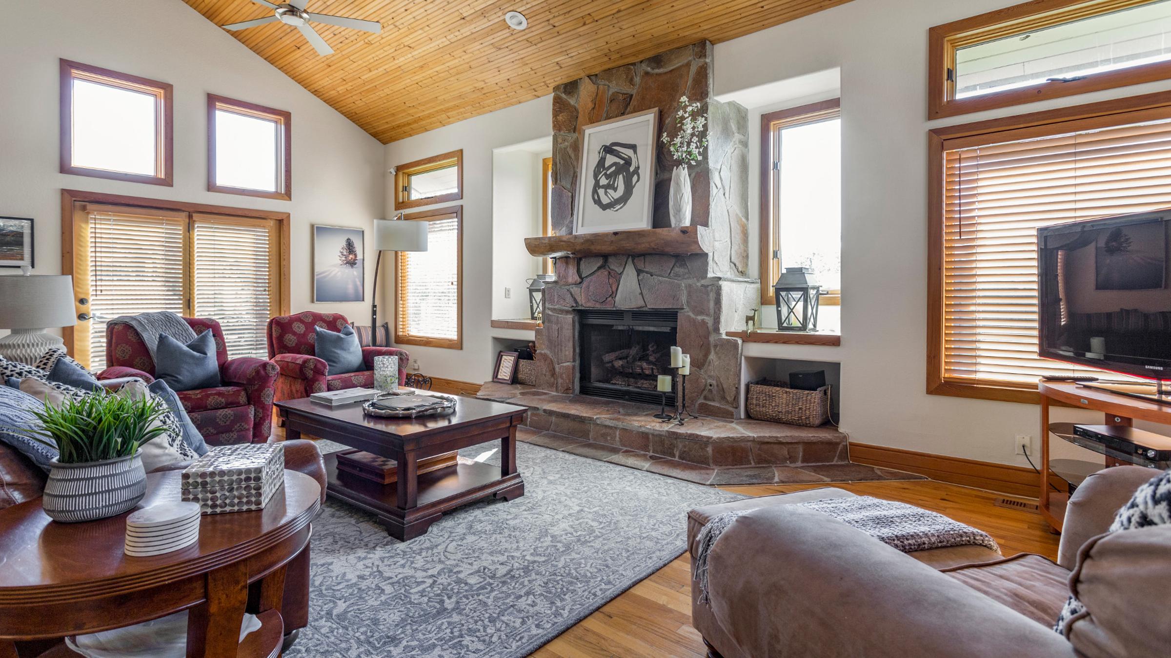 3220 Solamere home living area