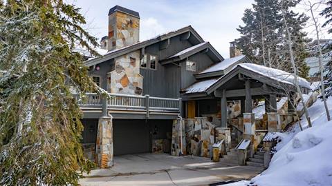 8 Bellemont winter exterior