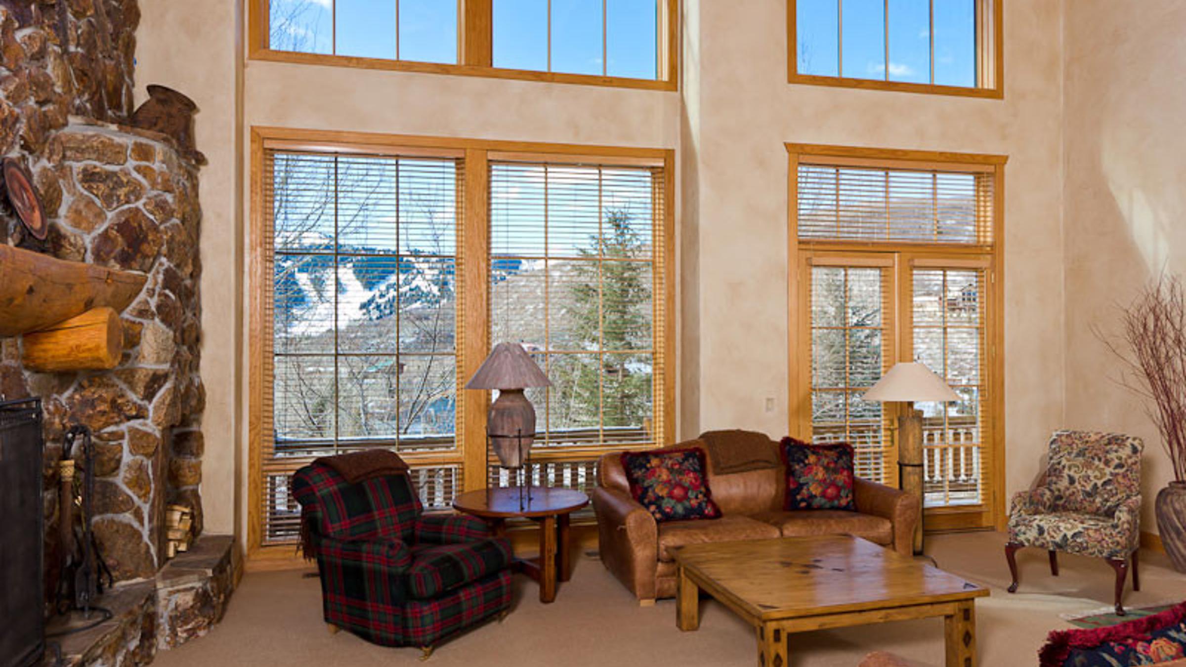 3020 Thistle home living area