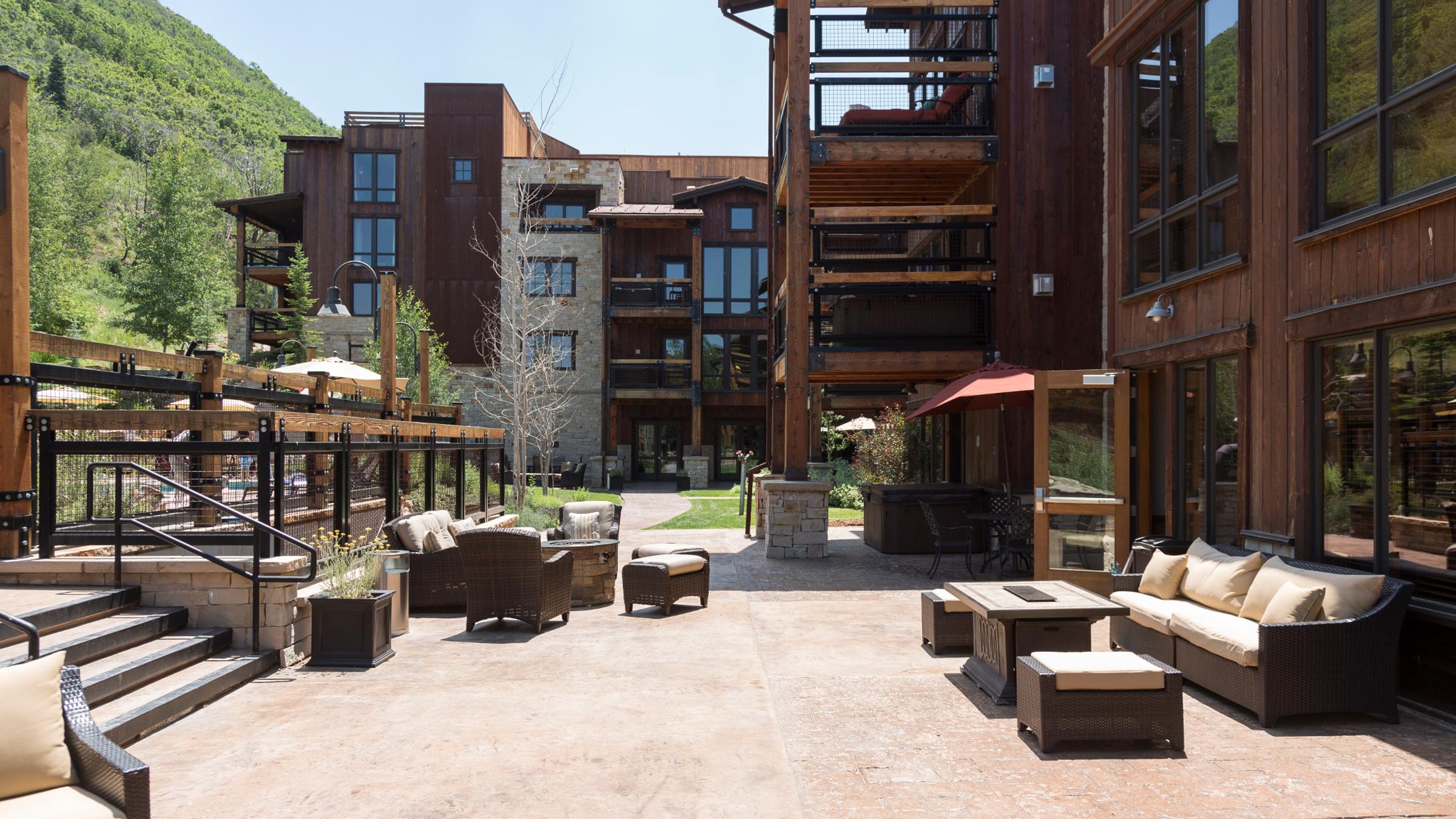 Silver Baron Lodge outdoor common space