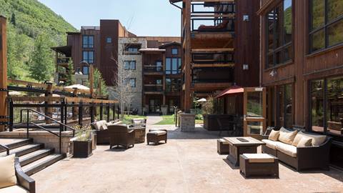 Silver Baron Lodge outdoor common space