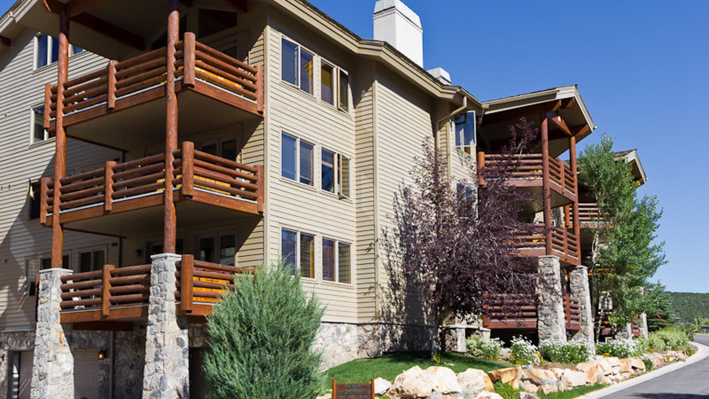 Trails End Lodge summer exterior